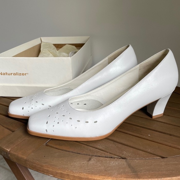 White Genuine Leather Naturalizer Shoes 8 1/2 W - Picture 1 of 5